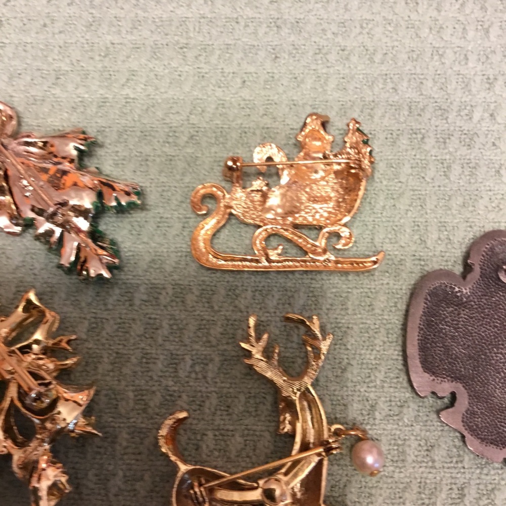 Vintage Christmas Brooch Lot of 8 Pins Jeanne, Gerry, Roman,& Beatrix Adorable - Picture 9 of 14